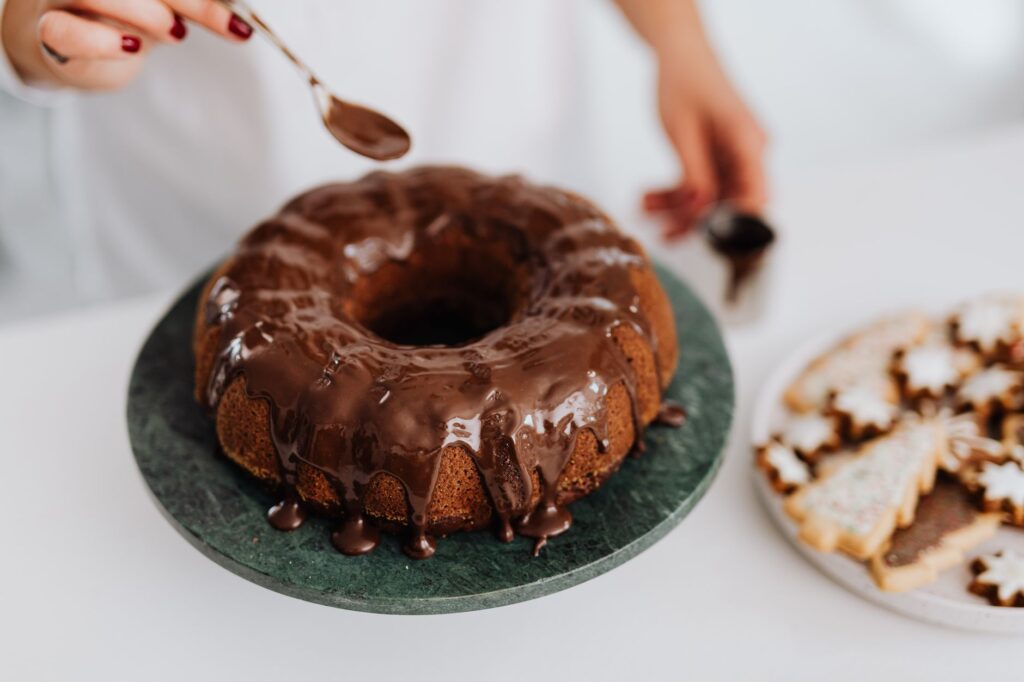 Gros plan sur un délicieux gâteau anneau au chocolat arrosé de glaçage chocolat chaud, parfait pour les amateurs de desserts.