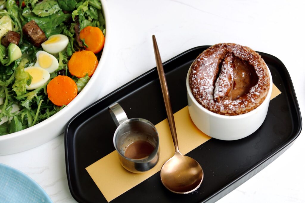 Délicieuse salade fraîche associée à un dessert chaud et riche pour une combinaison de repas parfaite.