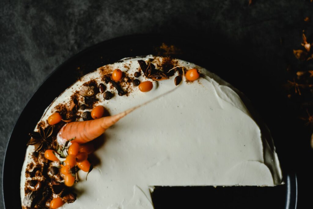 Délicieux gâteau aux carottes avec un glaçage crémeux et des épices décoratives.