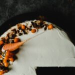 Délicieux gâteau aux carottes avec un glaçage crémeux et des épices décoratives.