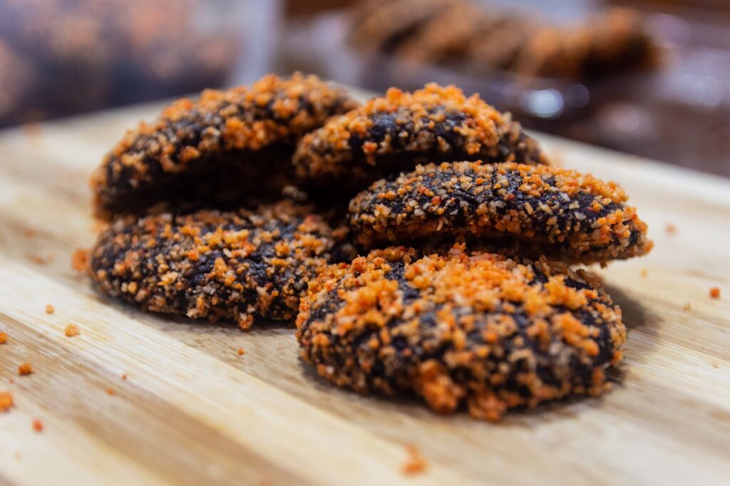 Délicieux cookies émiettés au butternut avec un croustillant sur une surface en bois.