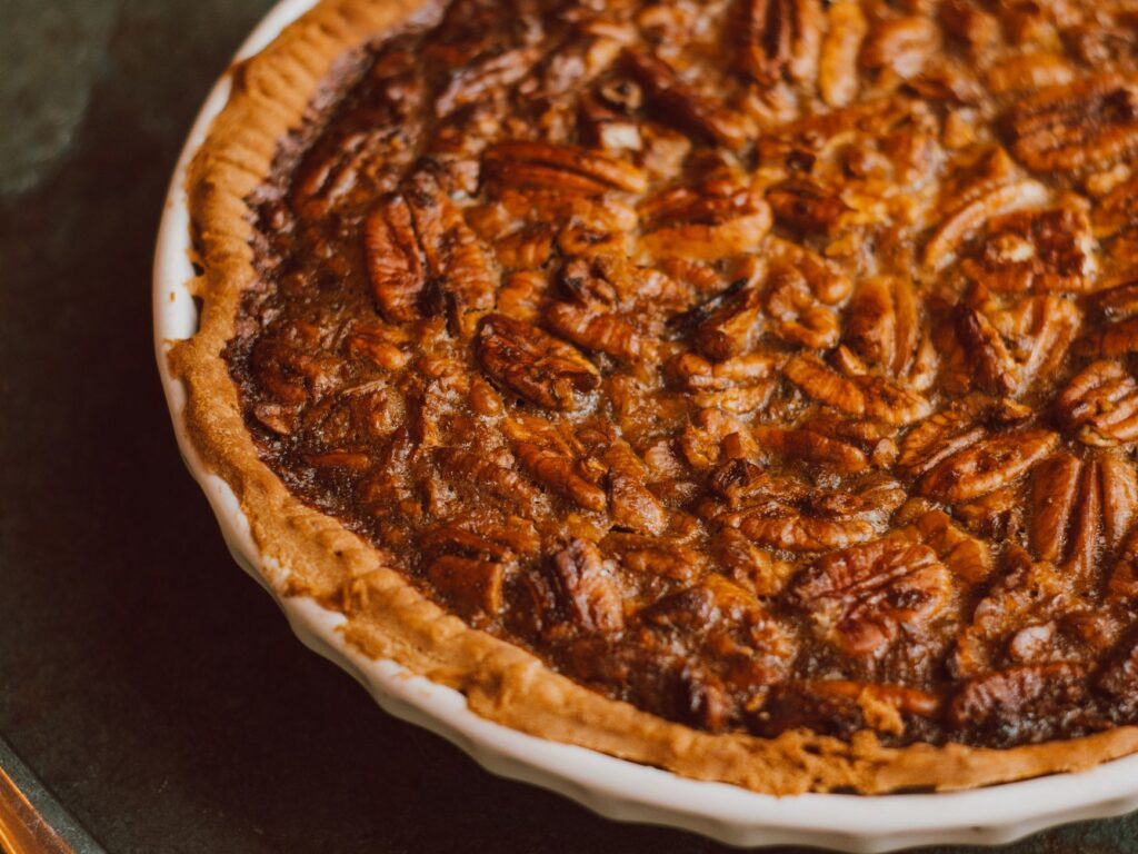 Délicieuse tarte aux pacanes faite maison avec une croûte dorée, capturée en gros plan pour les amateurs de cuisine.