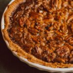 Délicieuse tarte aux pacanes faite maison avec une croûte dorée, capturée en gros plan pour les amateurs de cuisine.