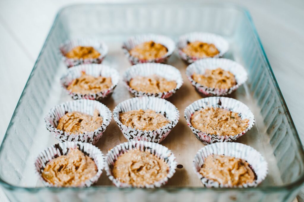 Délicieux muffins faits maison dans des moules à cupcakes prêts à être cuits. Parfaits pour un dessert frais.