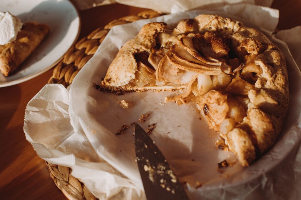 Délicieuse galette de pommes maison sur une table rustique, parfaite pour un brunch chaleureux ou un dessert.