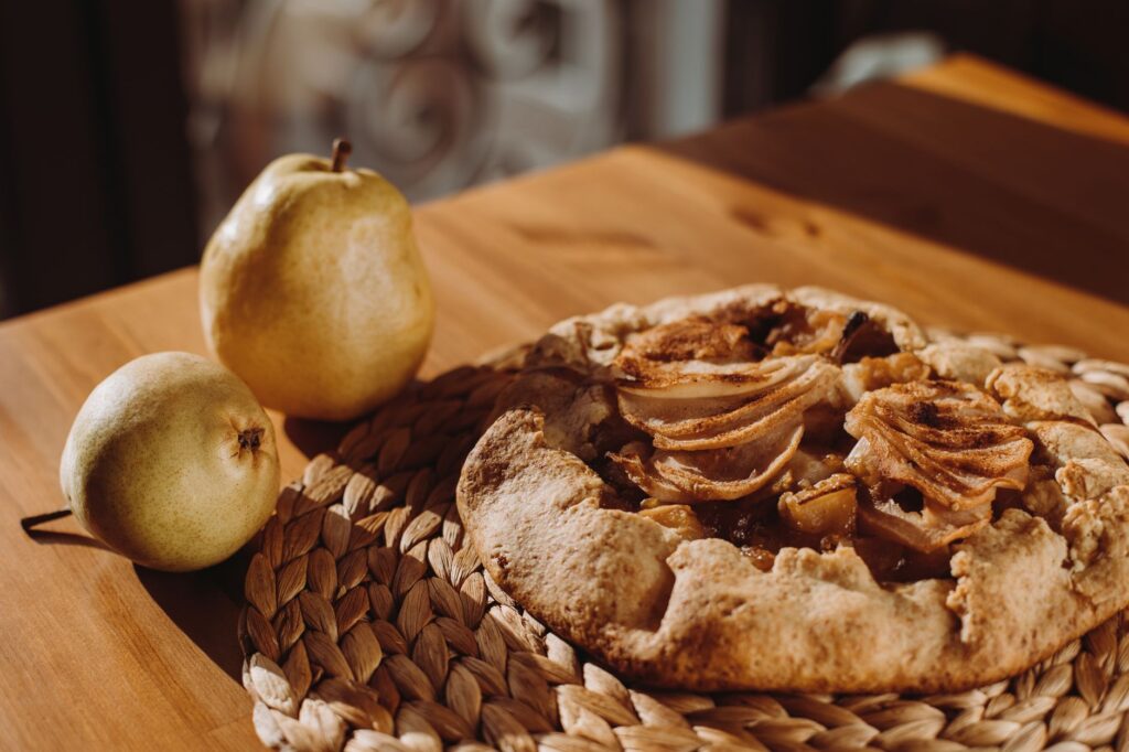 Une délicieuse galette aux poires sur une table en bois, incarnant la chaleur de l'automne.