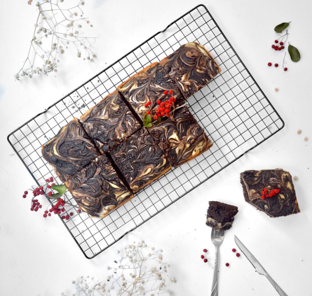 Brownies marbrés satisfaisants avec des tourbillons de chocolat, parfaits pour les amateurs de desserts.