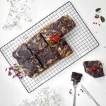 Brownies marbrés satisfaisants avec des tourbillons de chocolat, parfaits pour les amateurs de desserts.