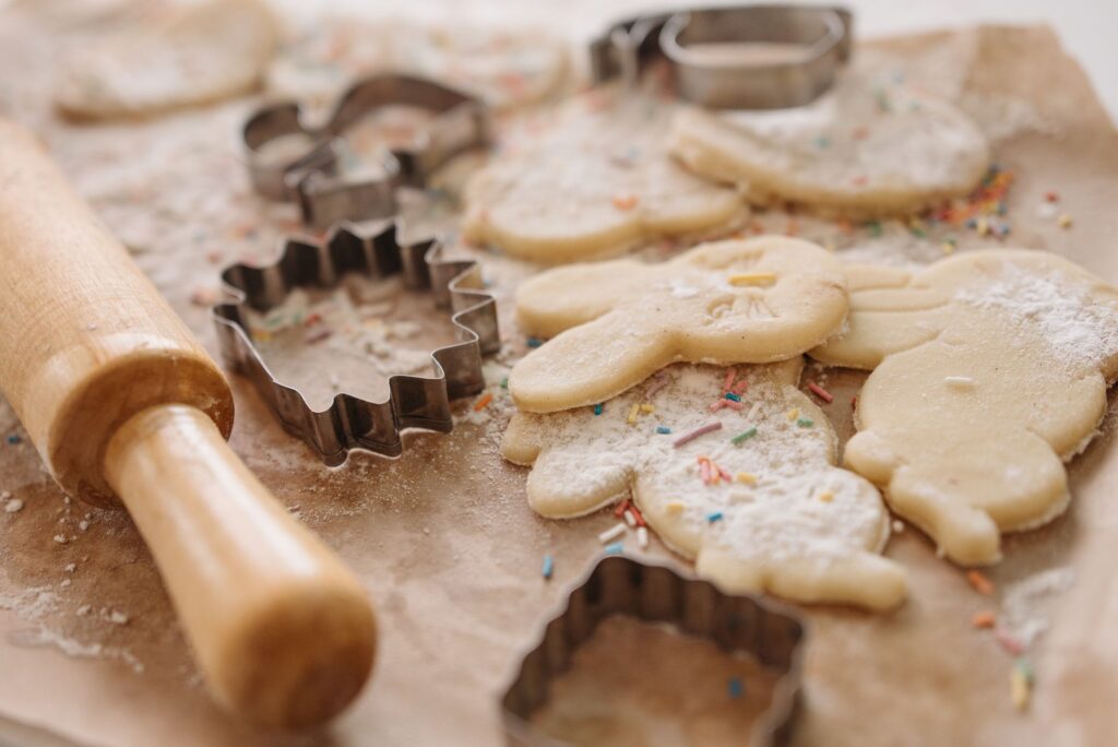 Séance de cuisson de biscuits délicieuse avec des formes et des paillettes capturées en gros plan.