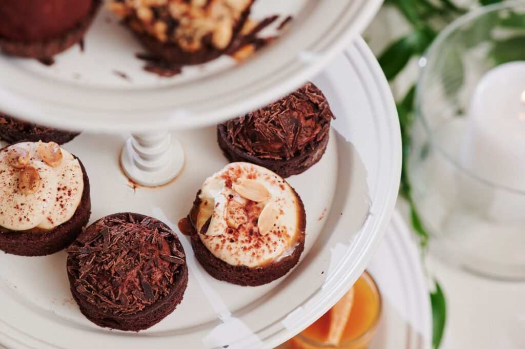 Gros plan de muffins au chocolat faits maison sur un plateau à étages, parfaits pour se faire plaisir au dessert.