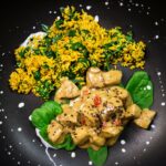 Délicieux curry de poulet avec sauce crémeuse et riz infusé aux épinards.