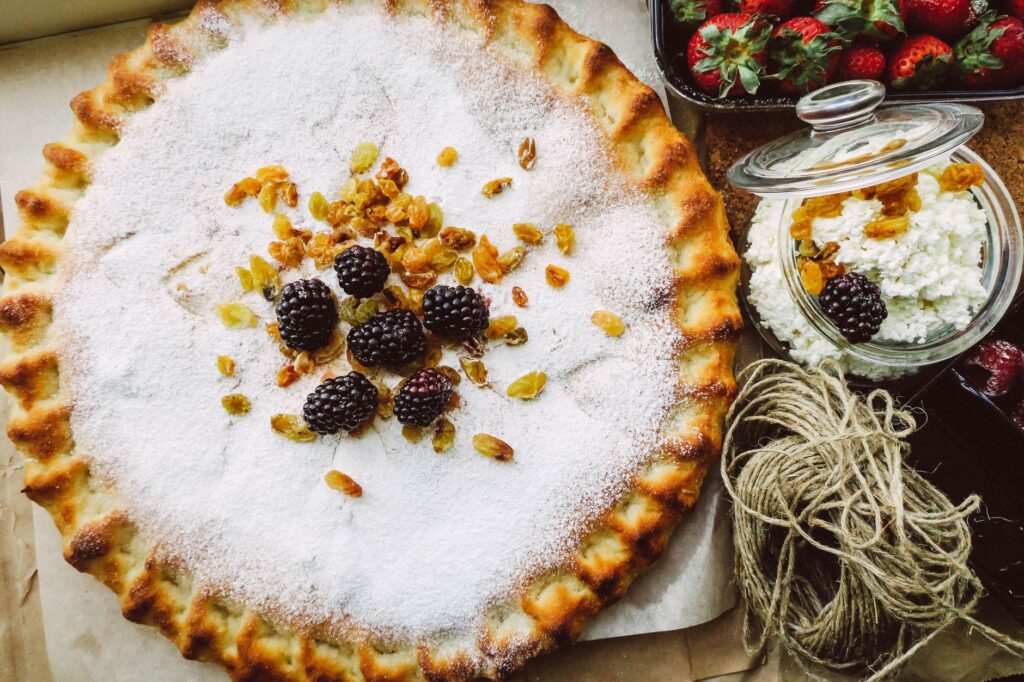 Une tarte savoureuse aux mûres, raisins secs et fromage cottage, parfaite pour les amoureux des desserts.