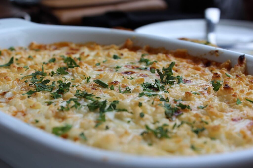Gros plan sur un plat à casserole doré garni d'herbes, parfait pour un repas réconfortant.