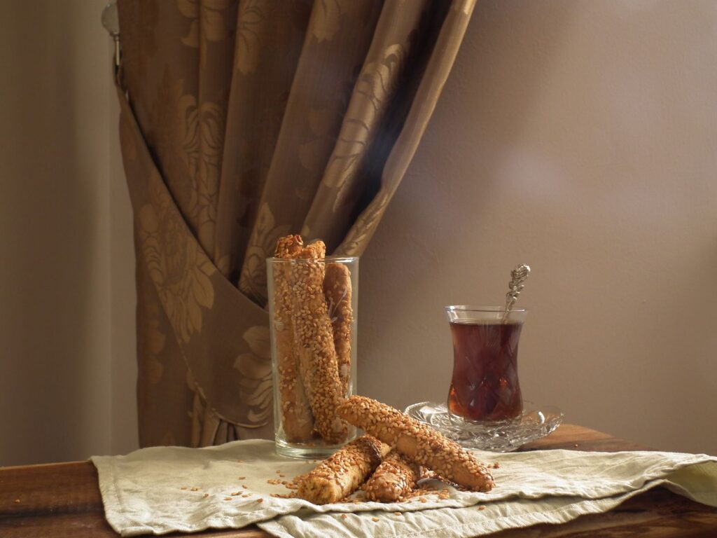 Un agencement intérieur confortable avec des pâtisseries et du thé sur une table en bois avec des rideaux élégants.