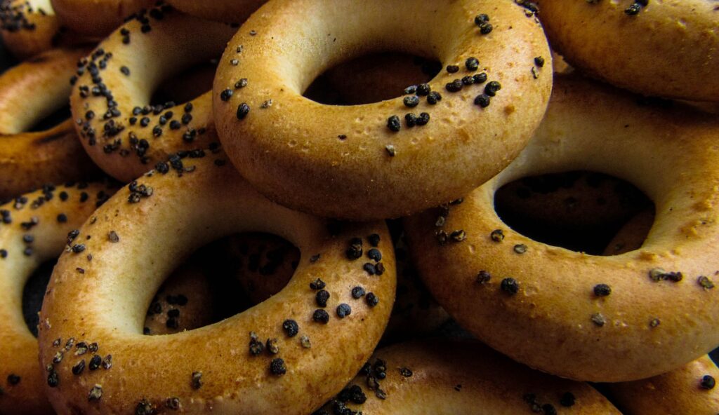 Vue détaillée de délicieux bagels garnis de graines de pavot, parfaits pour le petit déjeuner ou comme en-cas.