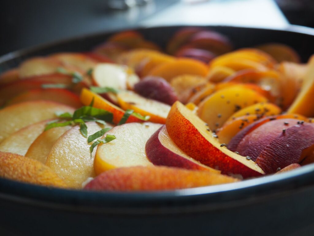 Fruits fraîchement tranchés disposés dans un bol, mettant en valeur des couleurs et des textures vibrantes.