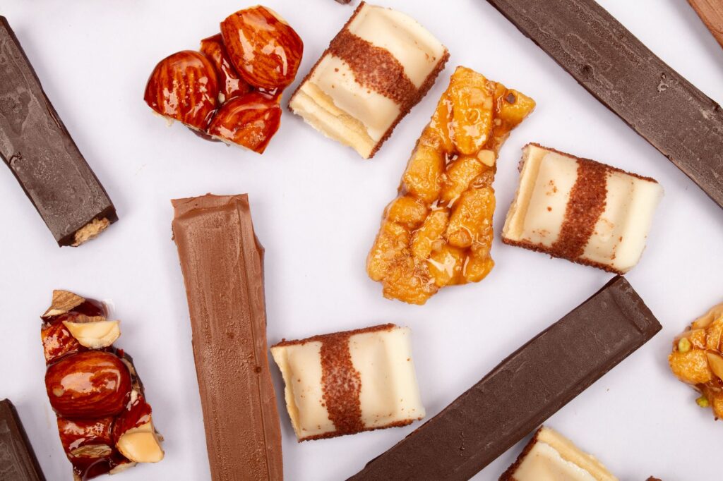 Vue de dessus de chocolats assortis avec des noix, parfait pour les passionnés de photographie culinaire.