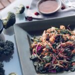 Délicieuse salade de poulet grillé avec du chou frisé, du brocoli et du vin sur une table élégante.