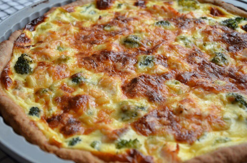 Quiche maison délicieuse avec du fromage et des brocolis, parfaite pour tout repas ou collation.