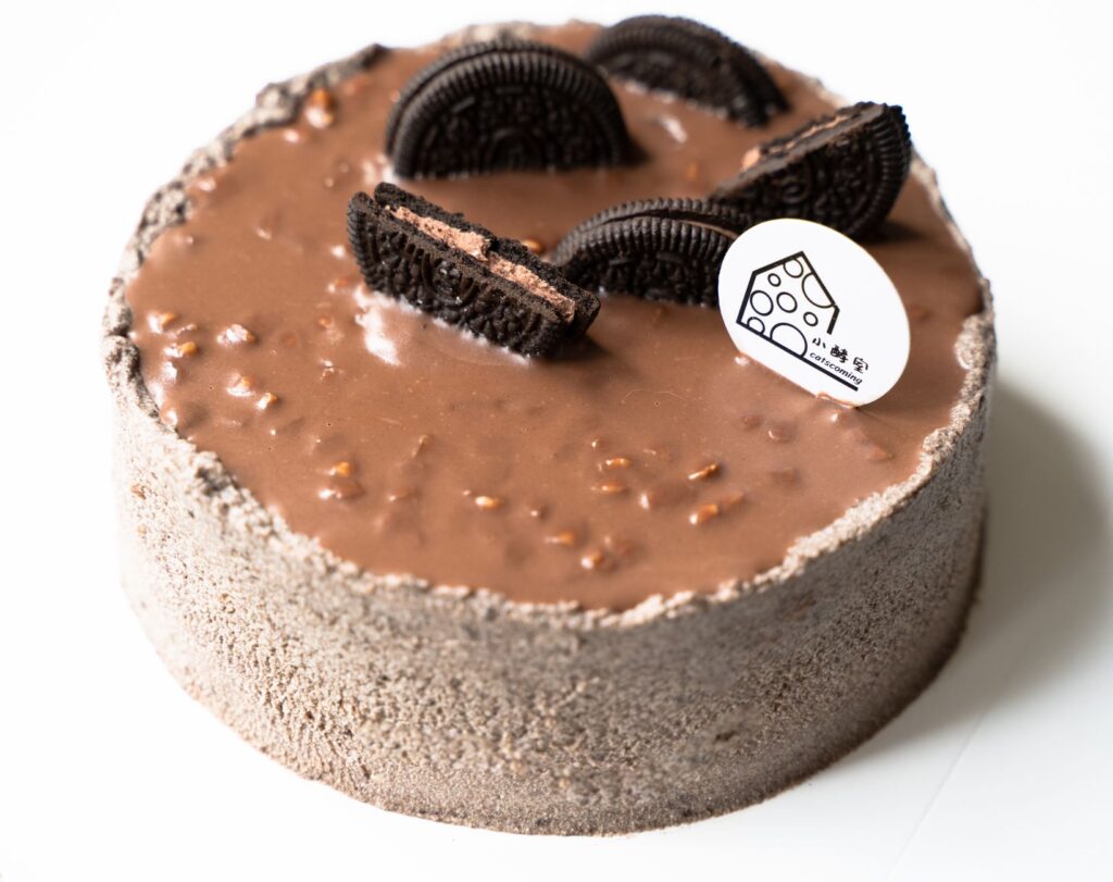 Un riche gâteau au chocolat surmonté de biscuits, parfait pour les amateurs de desserts.