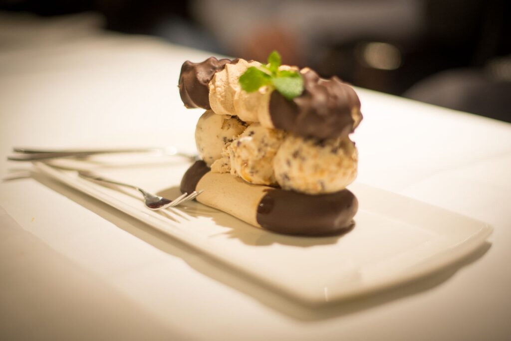 Gros plan d'un dessert gourmet au chocolat et à la meringue élégamment dressé.