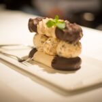 Gros plan d'un dessert gourmet au chocolat et à la meringue élégamment dressé.
