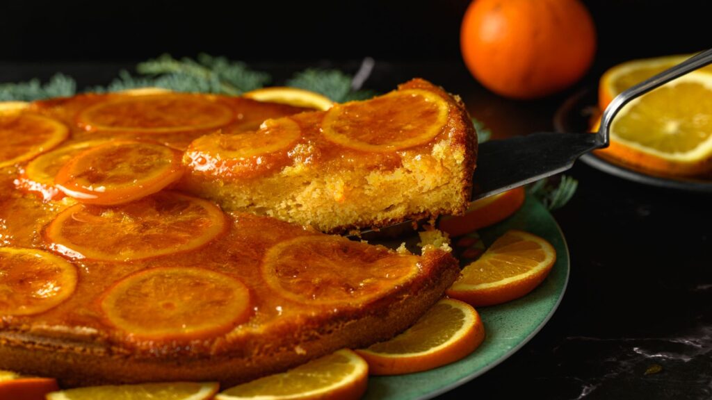 Délicieuse tarte à l'orange faite maison avec des tranches de citrus frais, illustrant un thème de dessert vibrant.