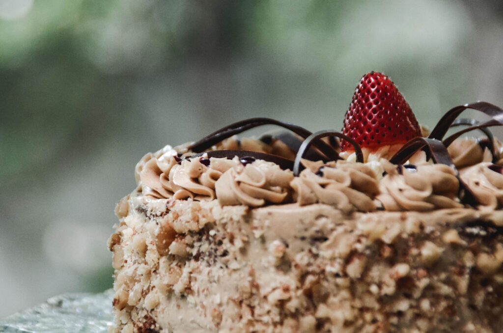 Gros plan d'un luxueux gâteau au chocolat décoré de fraises fraîches et de crème à Mandaue City.