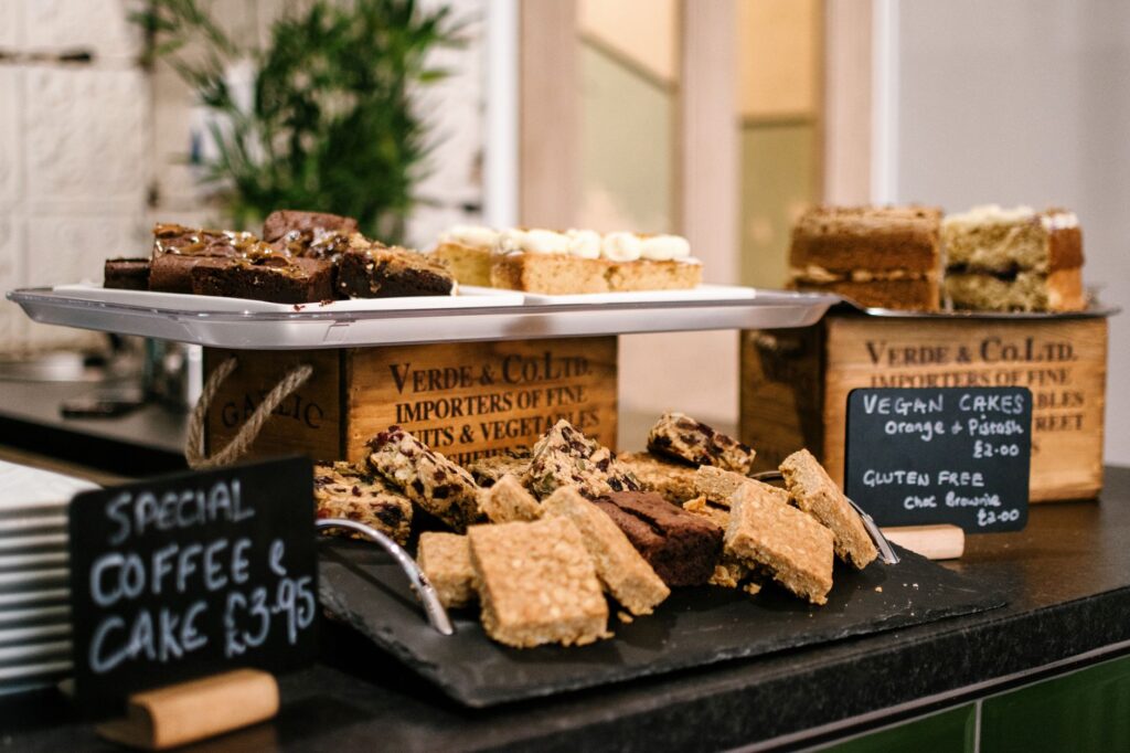 Assortiment de gâteaux végétaliens et sans gluten en vitrine dans un café. Parfait pour se faire plaisir.
