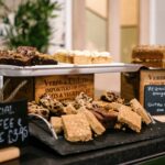 Assortiment de gâteaux végétaliens et sans gluten en vitrine dans un café. Parfait pour se faire plaisir.