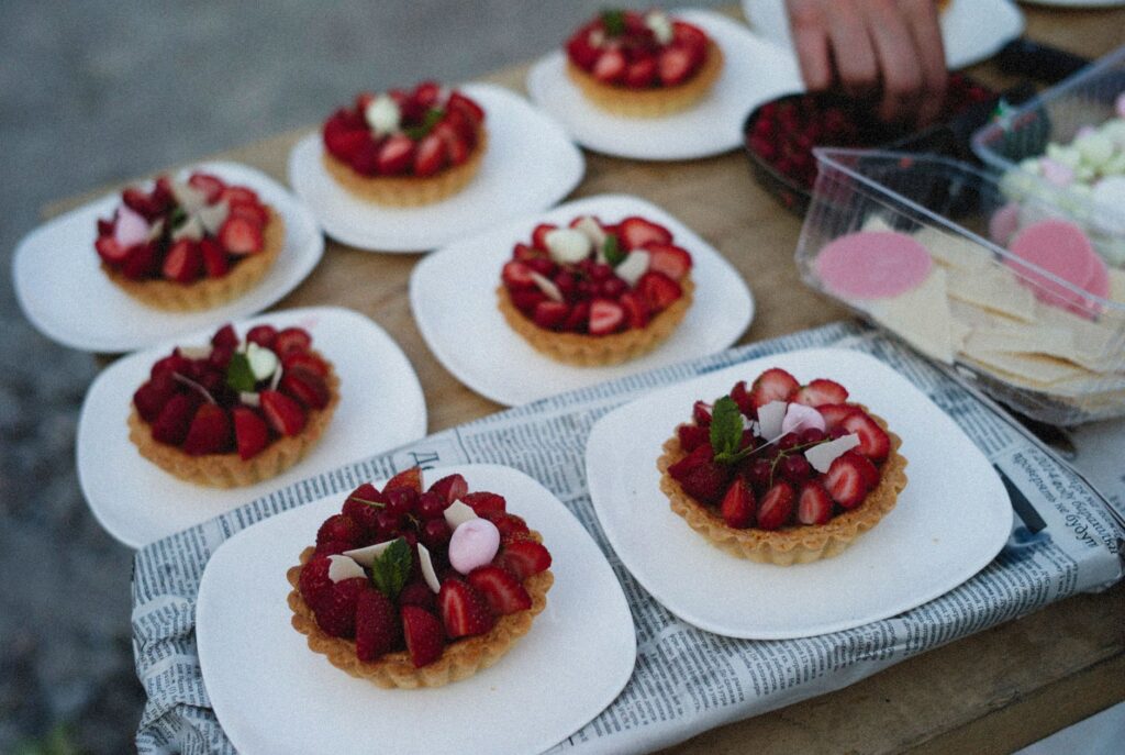 Tartes aux fraises fraîchement préparées avec des garnitures à la crème exposées en plein air, invitantes et délicieuses.