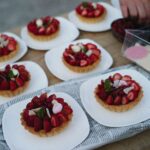 Tartes aux fraises fraîchement préparées avec des garnitures à la crème exposées en plein air, invitantes et délicieuses.