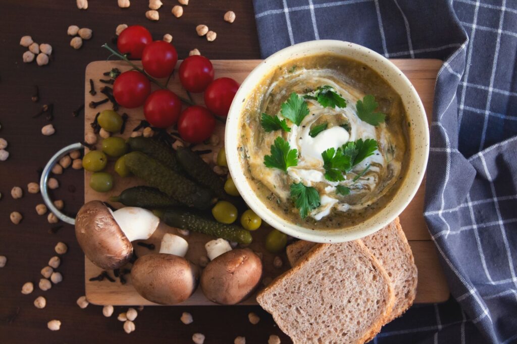 Délicieuse soupe de légumes crémeuse avec des ingrédients frais et du pain. Parfait pour les amateurs de gastronomie.