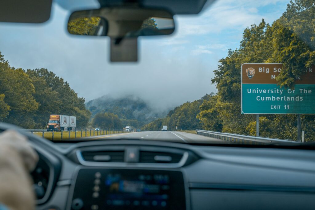 Conduire à travers des montagnes brumeuses sur une autoroute près de l'Université de Cumberlands.