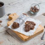 Présentation délicieuse de salami au chocolat aux noix avec café sur une planche en bois rustique. Idéal pour la photographie gastronomique.