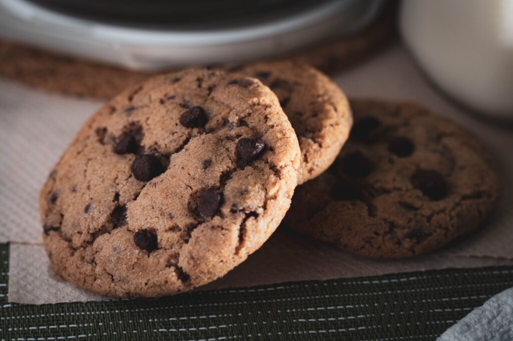 Délicieux cookies au chocolat chaud parfaits pour toute envie sucrée.