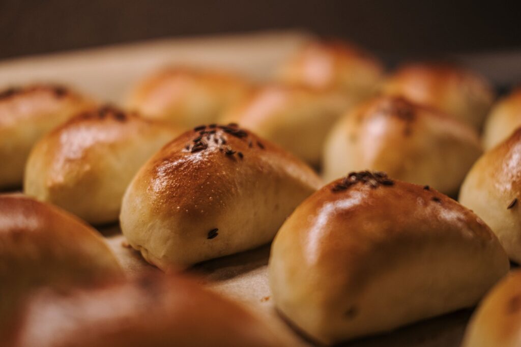 Pâtisseries dorées fraîchement cuites avec un glaçage brillant, idéales pour les promotions de boulangerie.