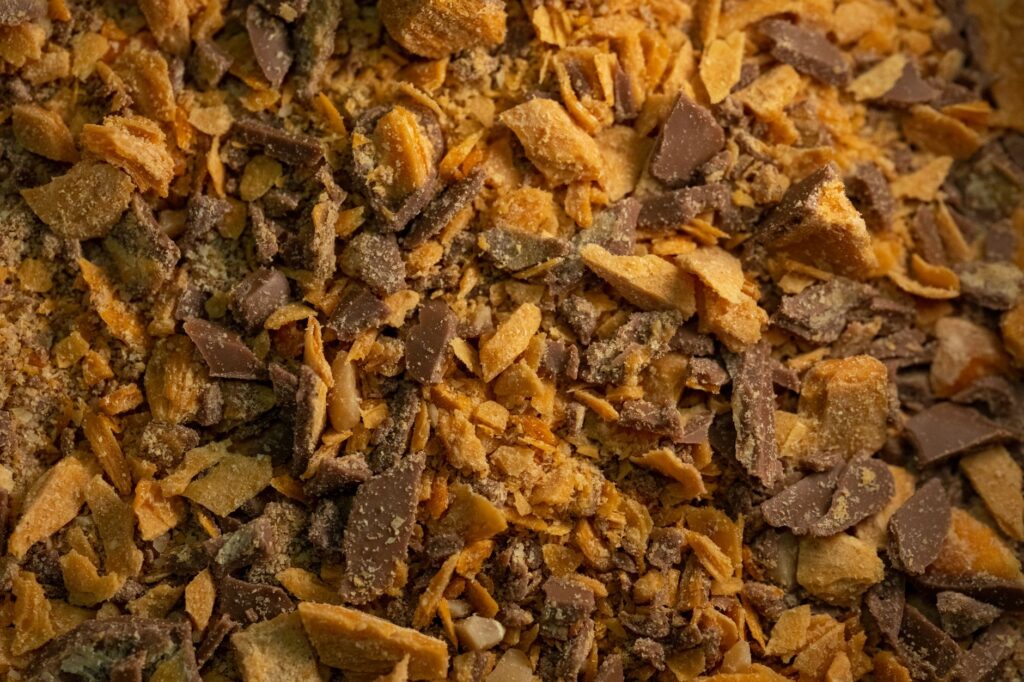 Texture détaillée d'un crumble au chocolat et aux noix, idéal pour des desserts et des idées de pâtisserie.