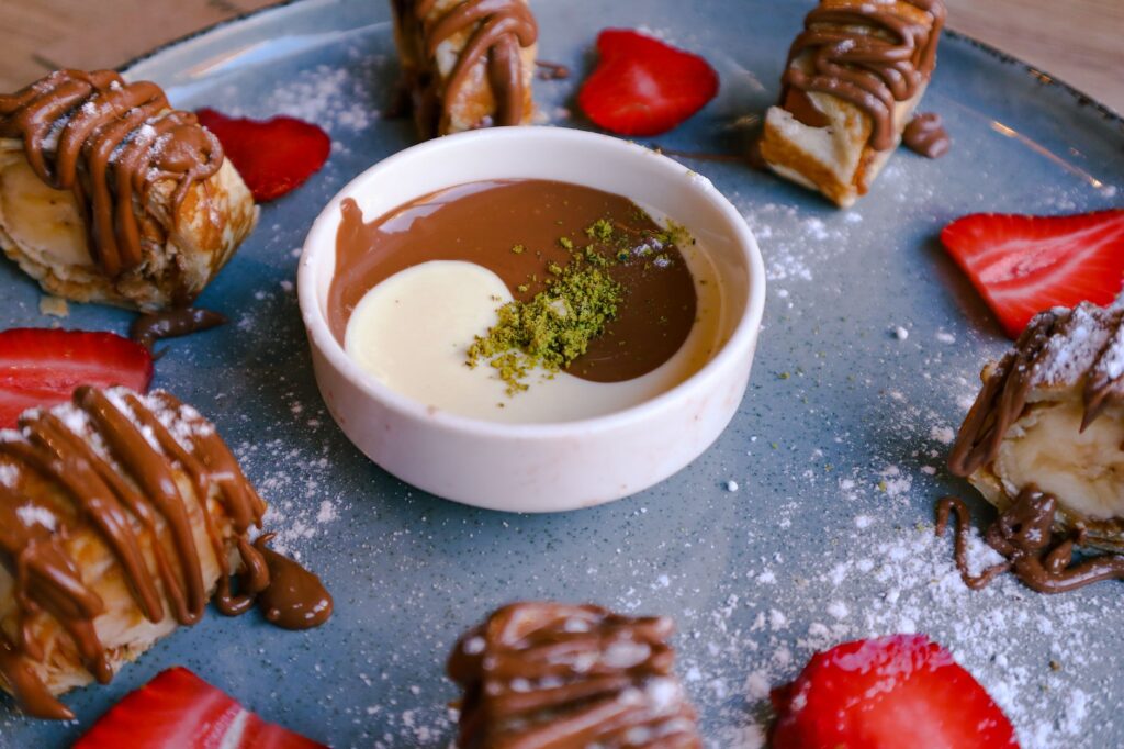 Une assiette de dessert tentante avec sauce au chocolat et fraises fraîches.