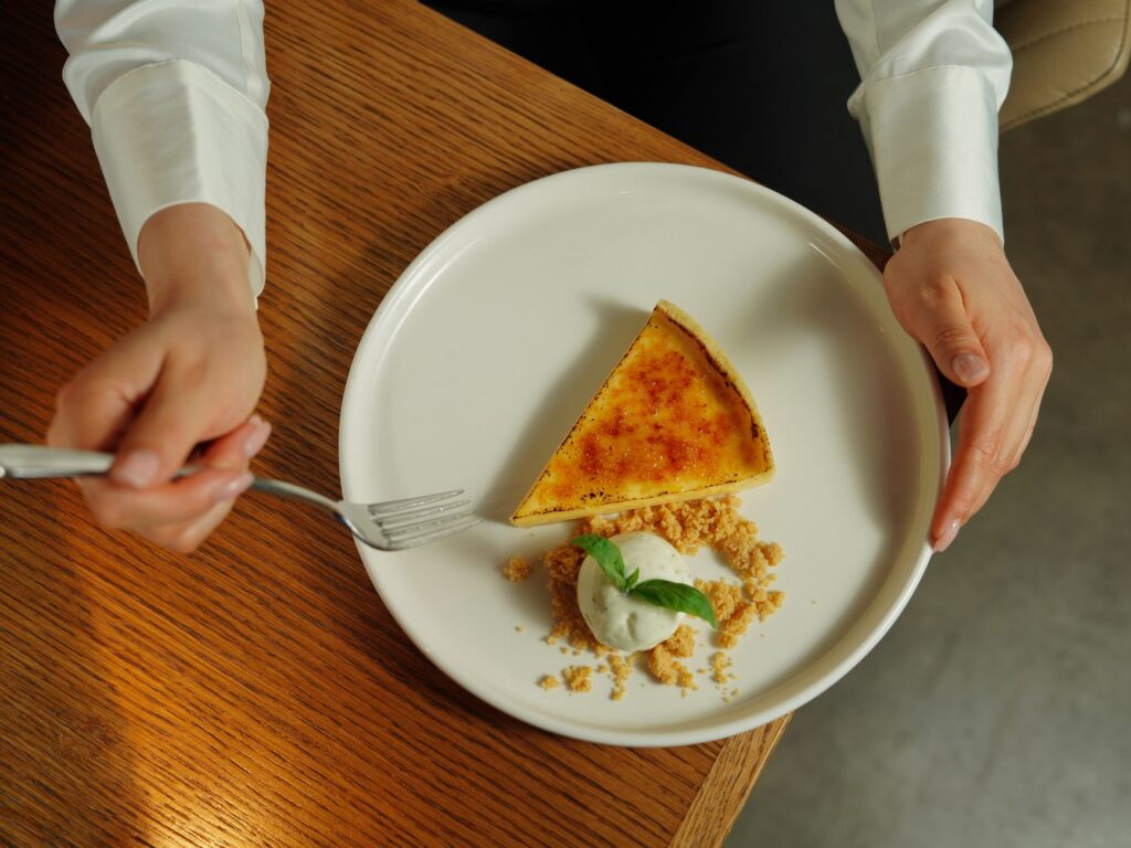 Présentation élégante d'une tarte crème brûlée avec de la glace dans une assiette.