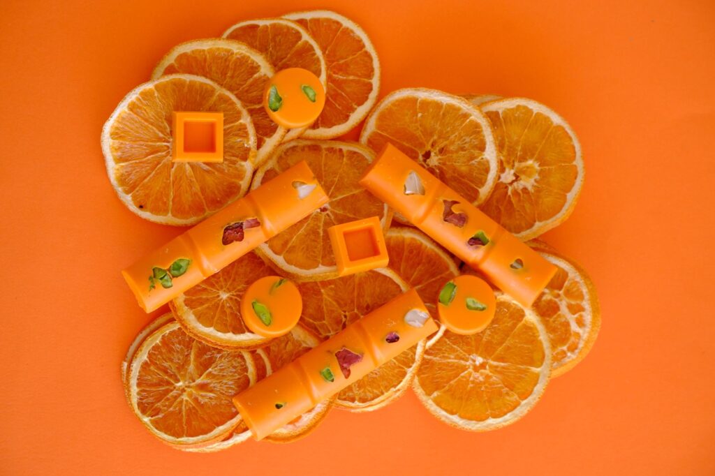 Affichage accrocheur de tranches d'orange avec des chocolats décoratifs, créant une esthétique de collation vibrante et saine.