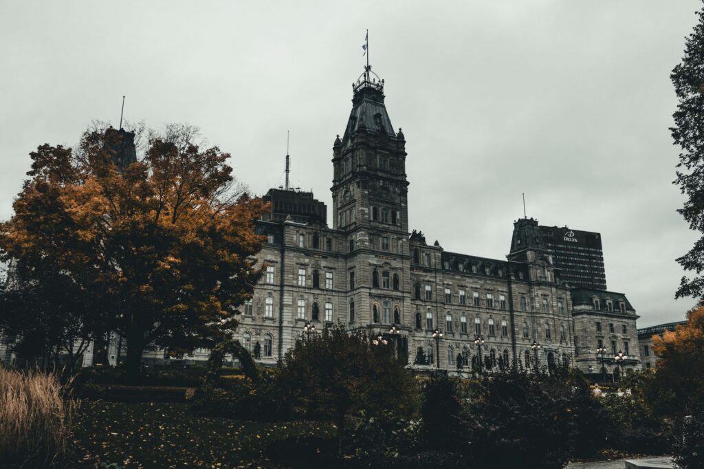 Une vue imprenable du bâtiment du parlement de Québec entouré d'un feuillage d'automne.
