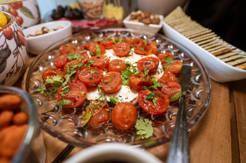 Une salade caprese vibrante avec des tomates cerises et des herbes, parfaite pour les amateurs de nourriture.
