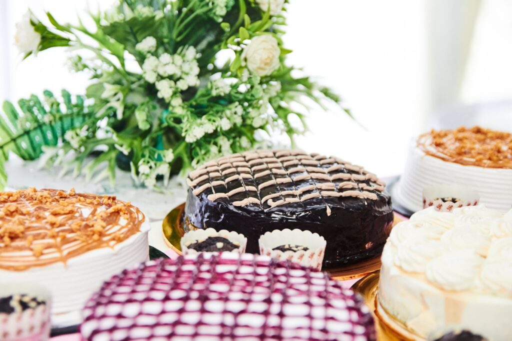 Une variété de gâteaux délicieux avec des garnitures en chocolat et en crème, parfaits pour toute célébration.