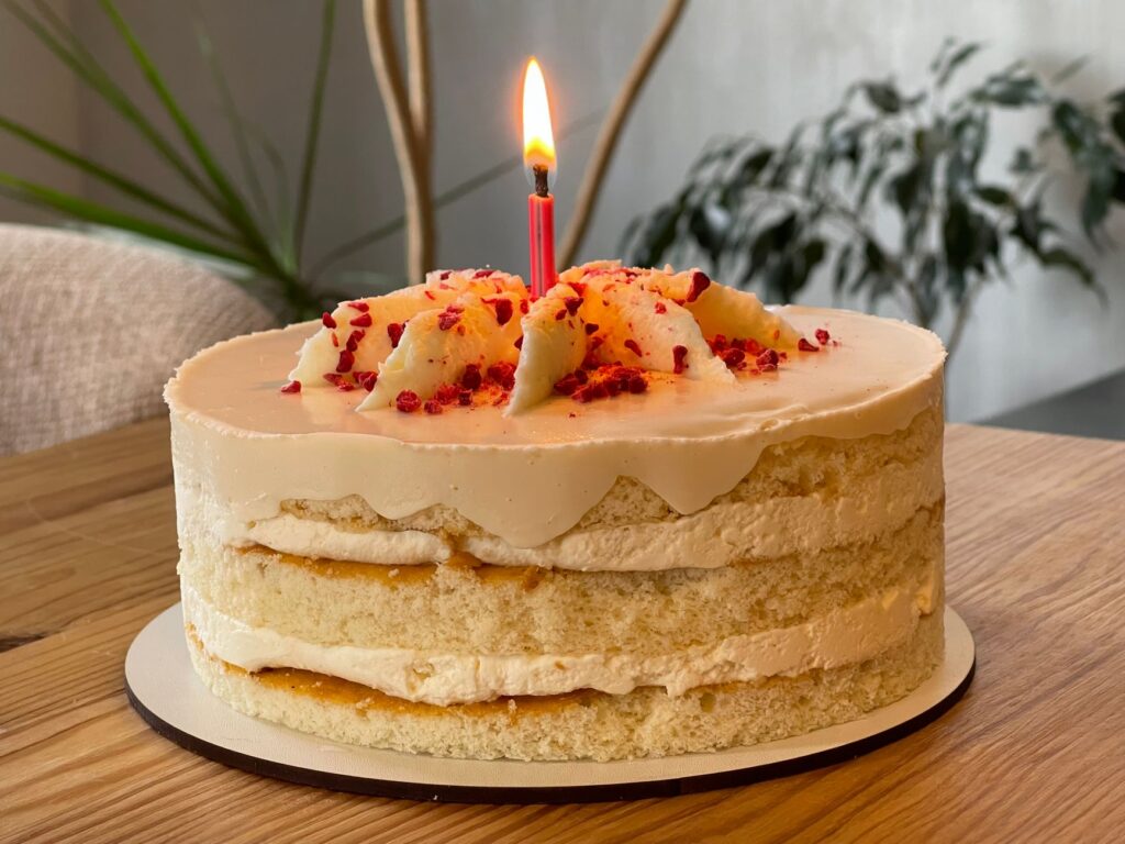Un délicieux gâteau d'anniversaire avec une bougie allumée, parfait pour les célébrations.