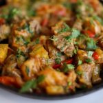 Gros plan de sauté de bœuf savoureux avec des poivrons et des herbes.