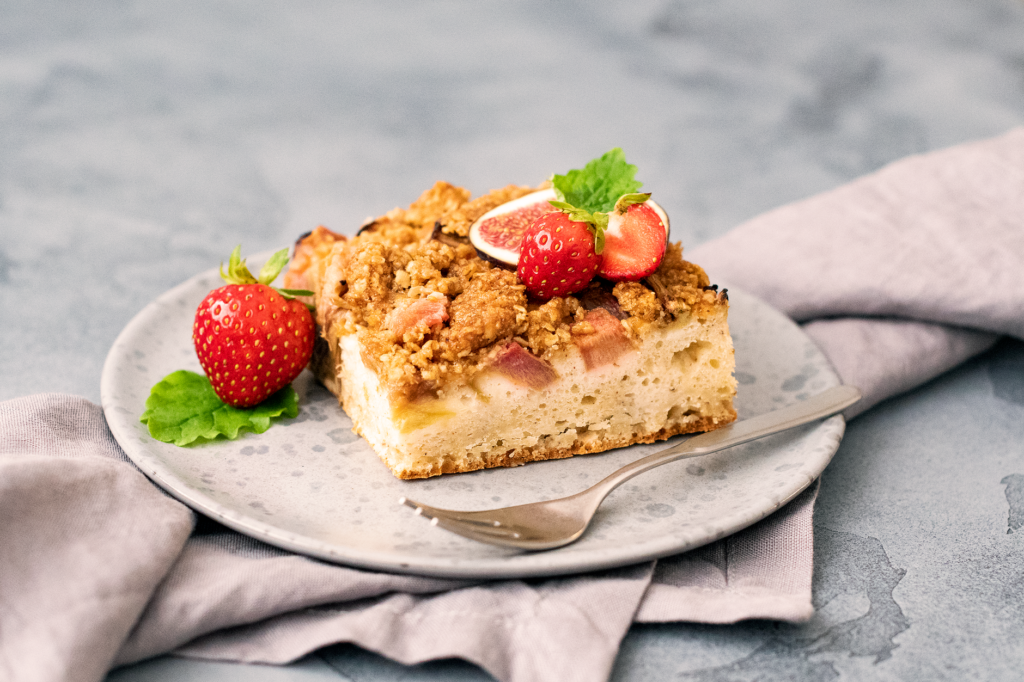 Une part de gâteau fait maison garnie de fraises fraîches et de menthe, parfaite pour un dessert sain.