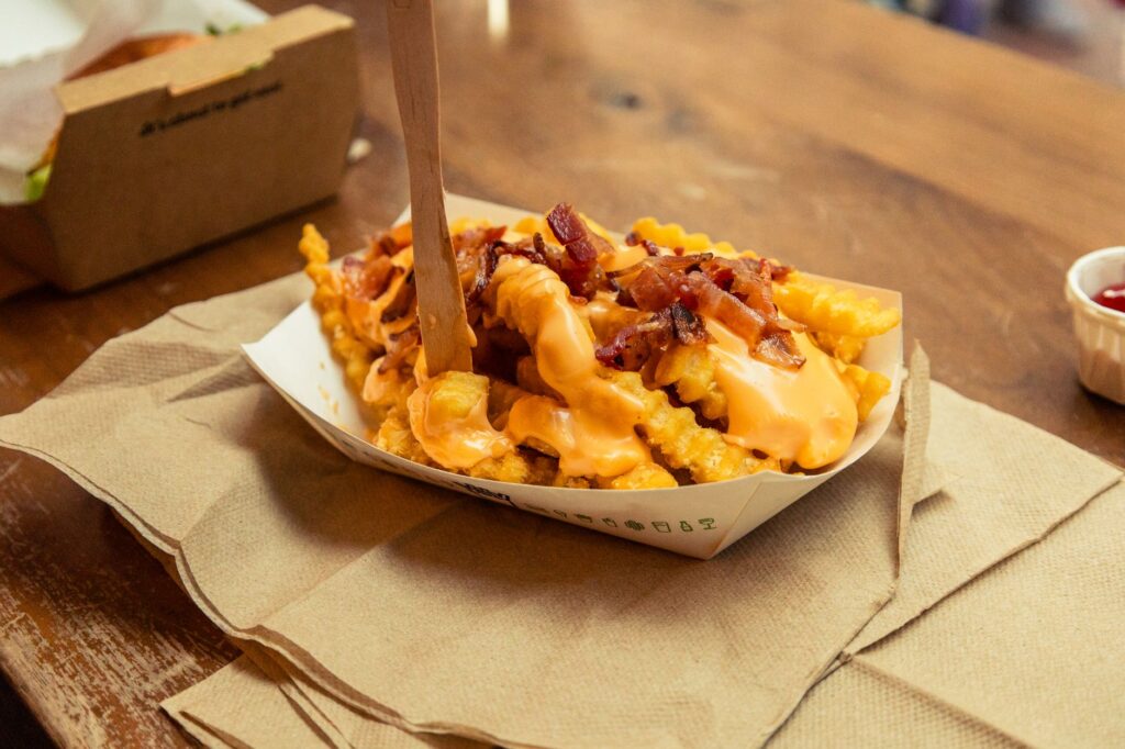 Savourez des frites croustillantes en forme de crinkle, garnies d'une sauce au fromage fondant et de bacon savoureux.