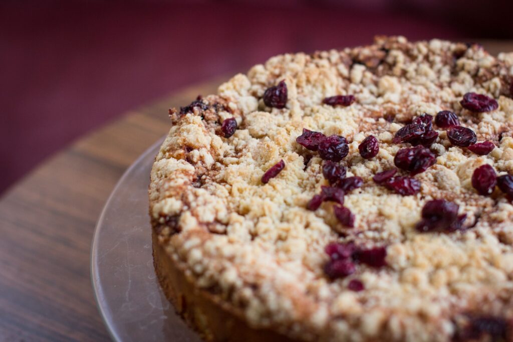 Gros plan sur un délicieux gâteau crumble aux baies fait maison sur une surface en bois, parfait pour les desserts.