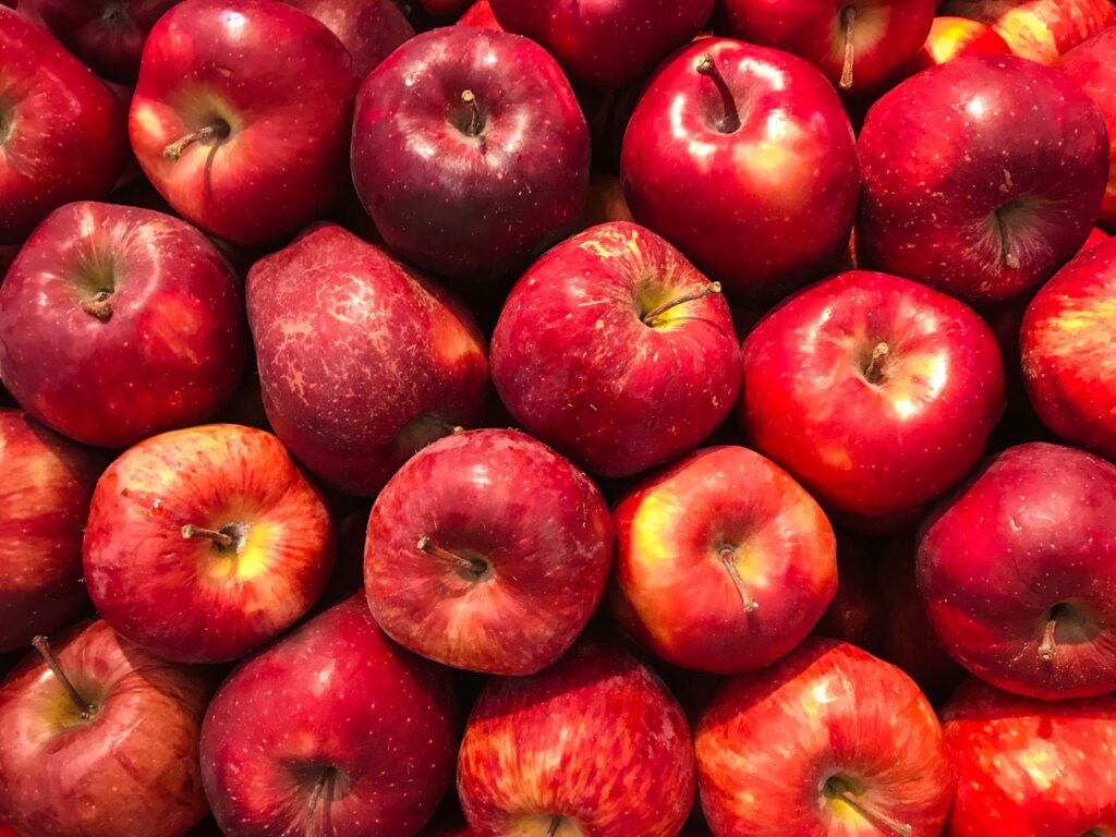 Une collection vibrante de pommes rouges fraîches illustrant une abondance saine.